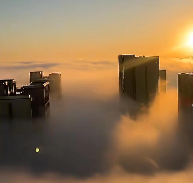 河北石家庄出现了令人震惊的景色因为住在高层的朋友早晨起床后看见了这样一幕，于是