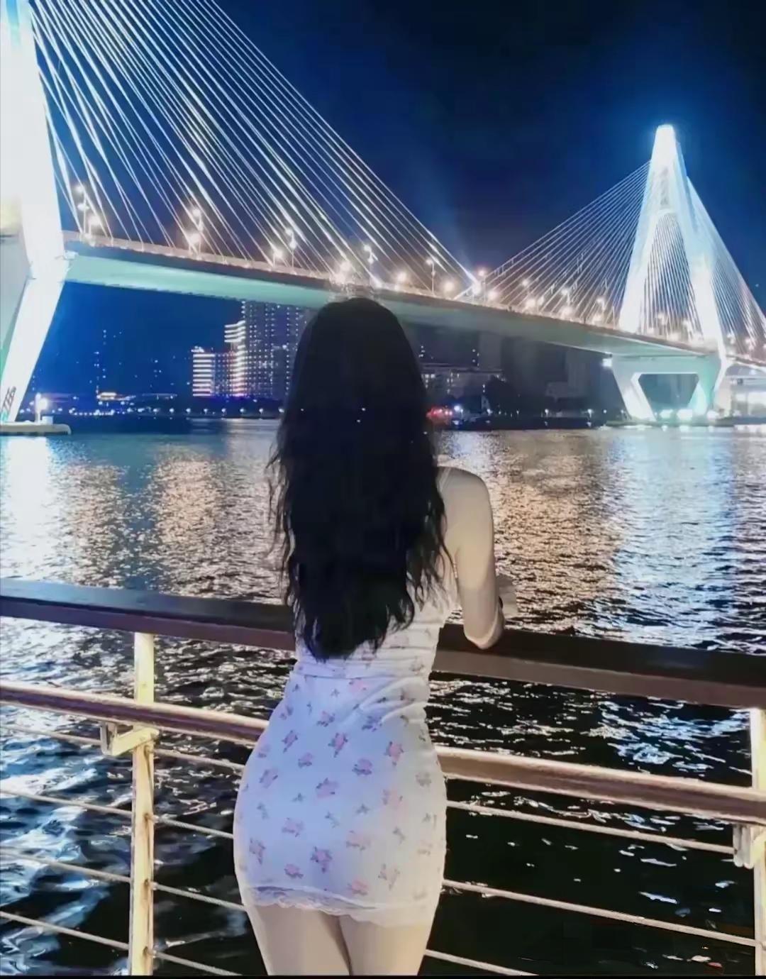 夜晚河畔，灯火阑珊，独享宁静与美好。