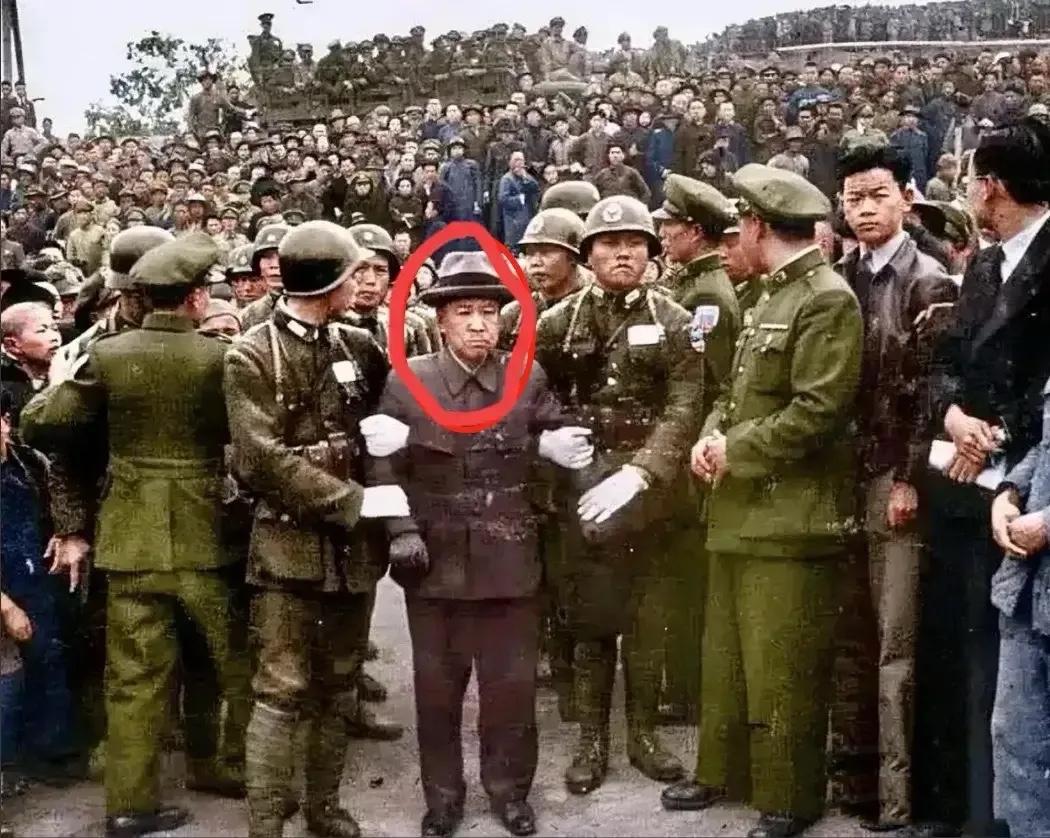 1947年，南京雨花台，日军第六师团师团长谷寿夫即将被处决时的一幕，讽刺的是，这