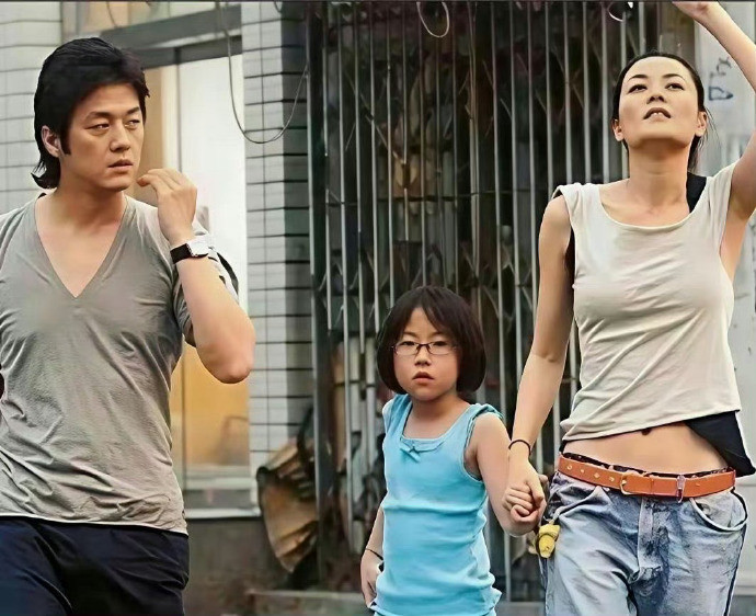 王菲和李亚鹏那时候老幸福了​，开心的笑容，眼睛里都闪着光