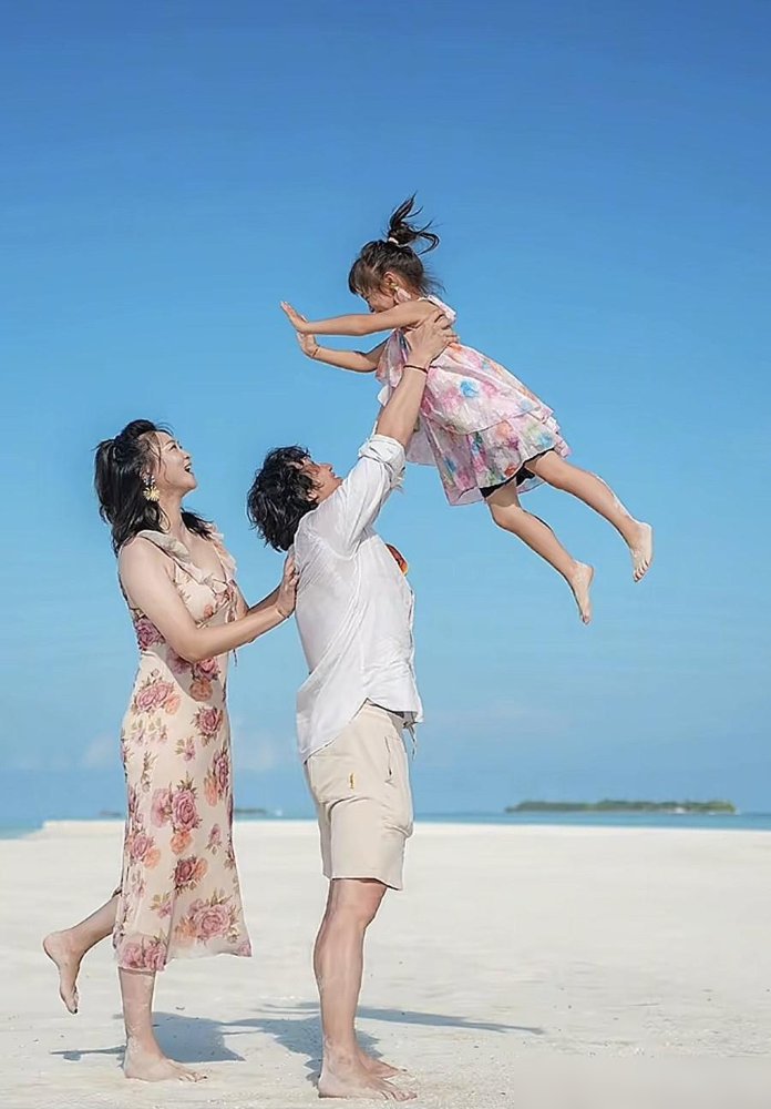 惠若琪晒马尔代夫度假照，评论区直接炸了，全在盯着她老公和五岁闺女看。当年那个场上扣球不要命的女排队长