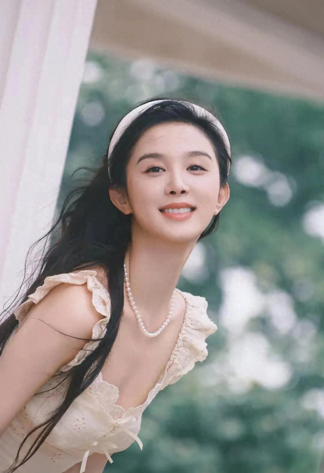 吴施乐夏日写真，这件蕾丝裙，甜美又温柔，表情可爱，古灵精怪