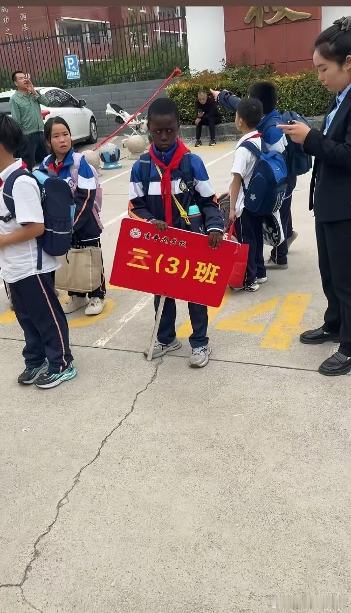 大家看看，这个也是中国人吗？究竟是哪个祸害把它生下来的？凡是嫁给外籍人士的中国女