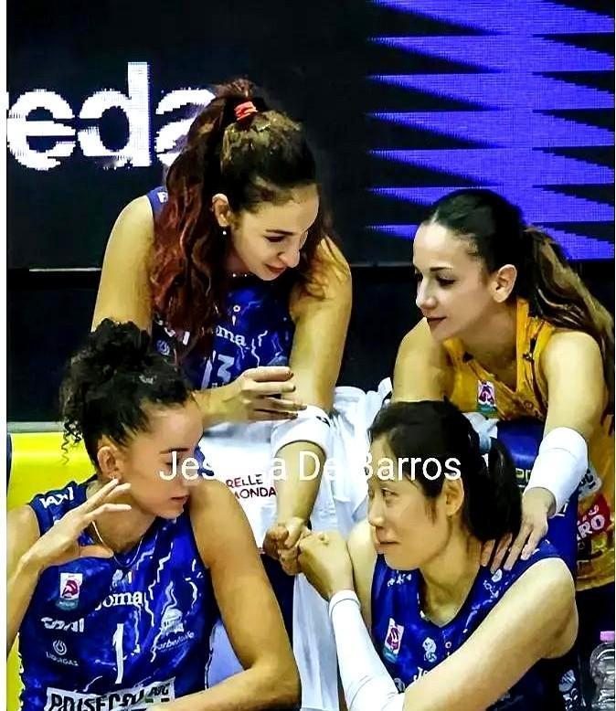 朱婷一句“臣妾做不到啊”，直接把科内全队给整乐了。这梗接得太快了。在更衣室，