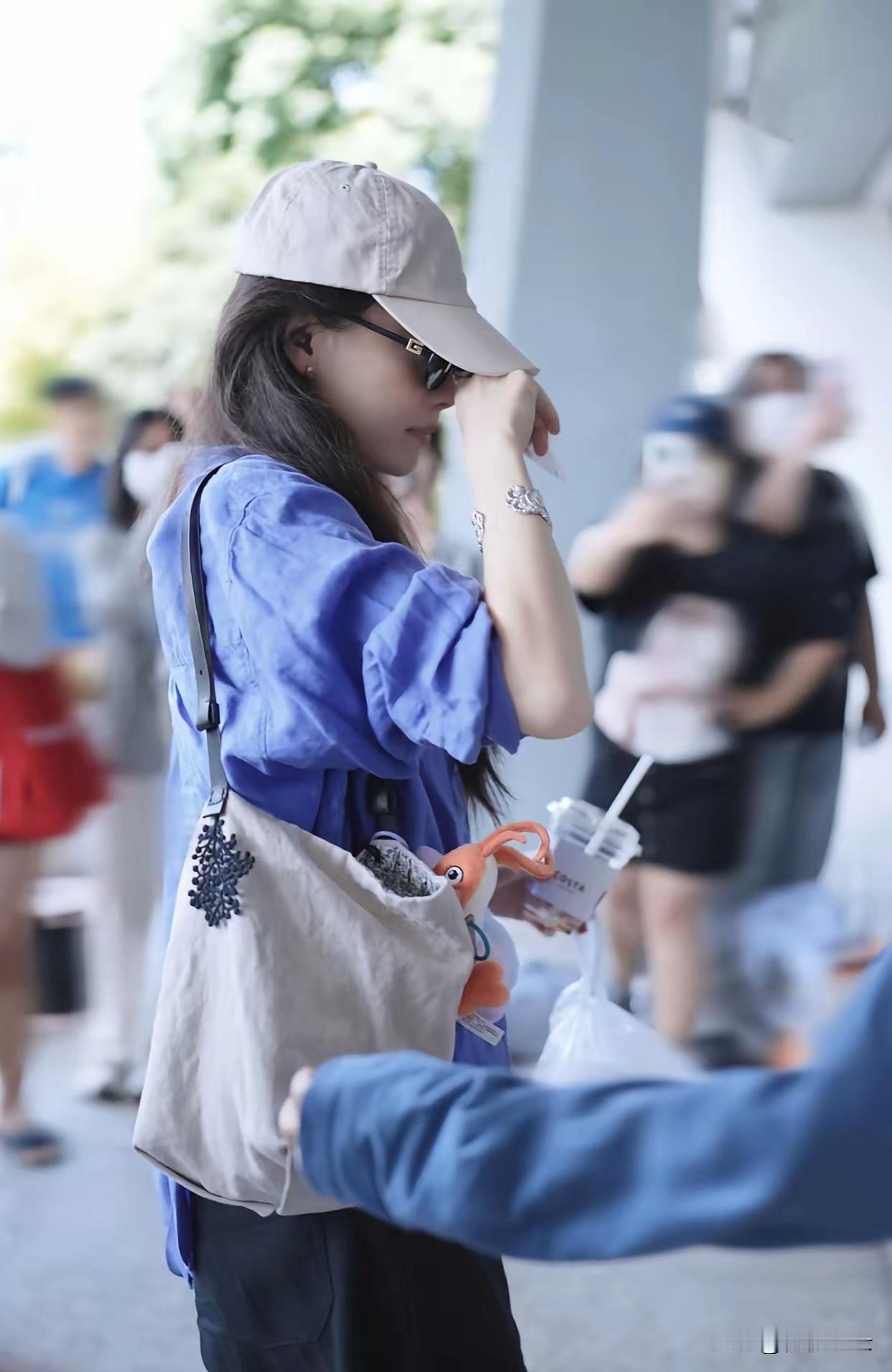 倪妮这身真接地气，小红鞋配麻织衬衣休闲又亮眼，显白加分呢！[赞][赞]
