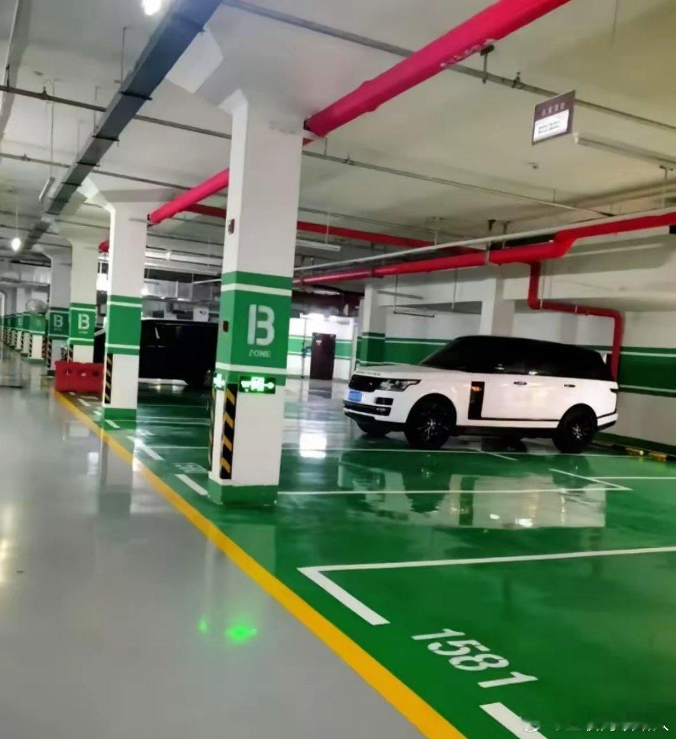 家人们，感觉现在花钱买车位的朋友都是人傻钱多的主。我帮你们算笔账，一个车位正常得