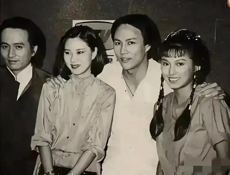 当年万人空巷的电视连续剧《霍元甲》主要演员合影：一直觉得男一号黄元申与女一号米雪