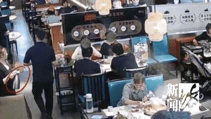 上海，女子一家5口在火锅店用餐，服务员拿热水壶加汤，突然“壶把”断裂，整壶热汤洒