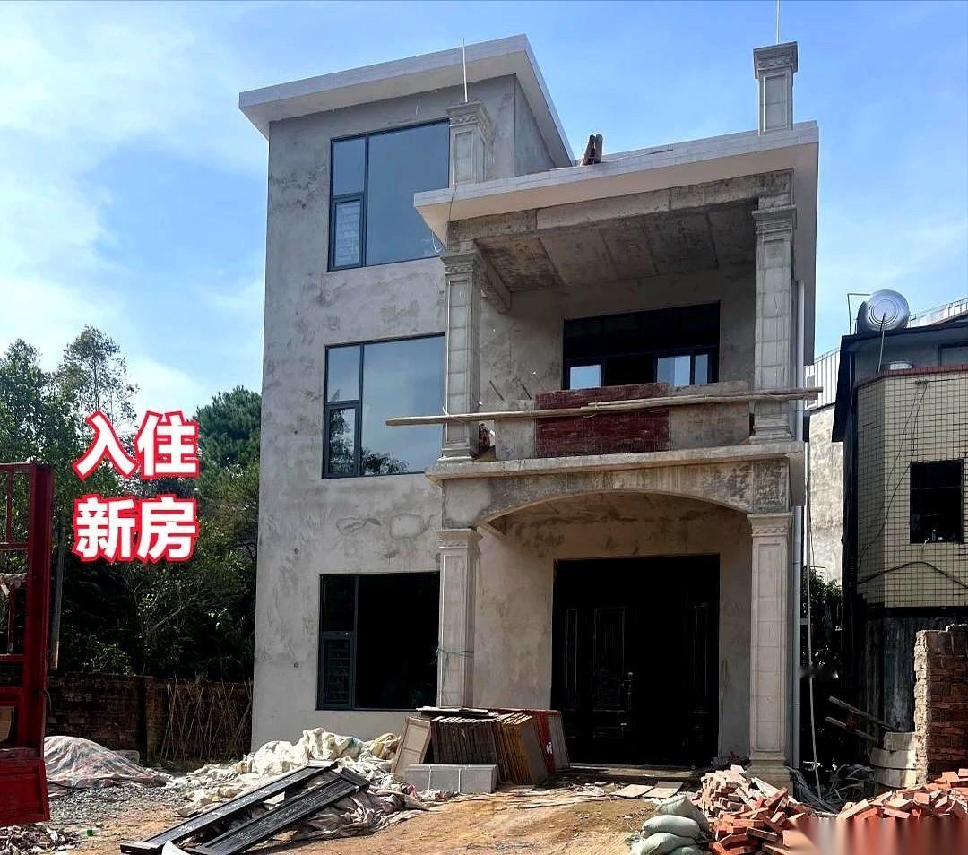 我算是开了眼了，头回见着把房子反着盖的。邻居家新房，28万盖了两层半，一家老小