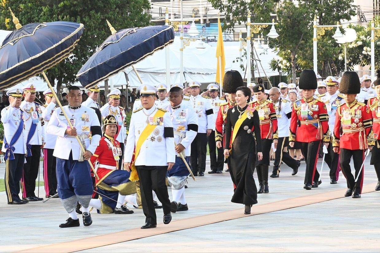 4月6日，正值泰国的“却克里日”，也叫却克里王朝纪念日。泰王玛哈携带妻子苏提达王