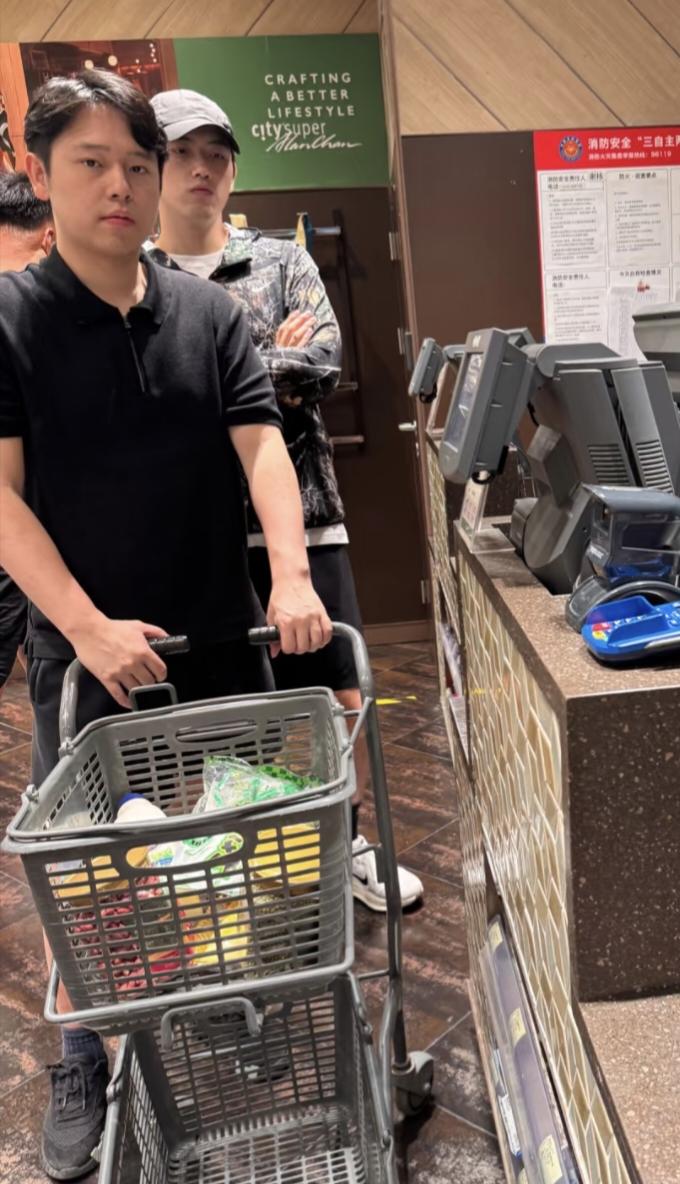 26岁陈飞宇和哥哥陈雨昂现身上海一间超市购物，兄弟俩的长相挺像的，都遗传了爸爸陈