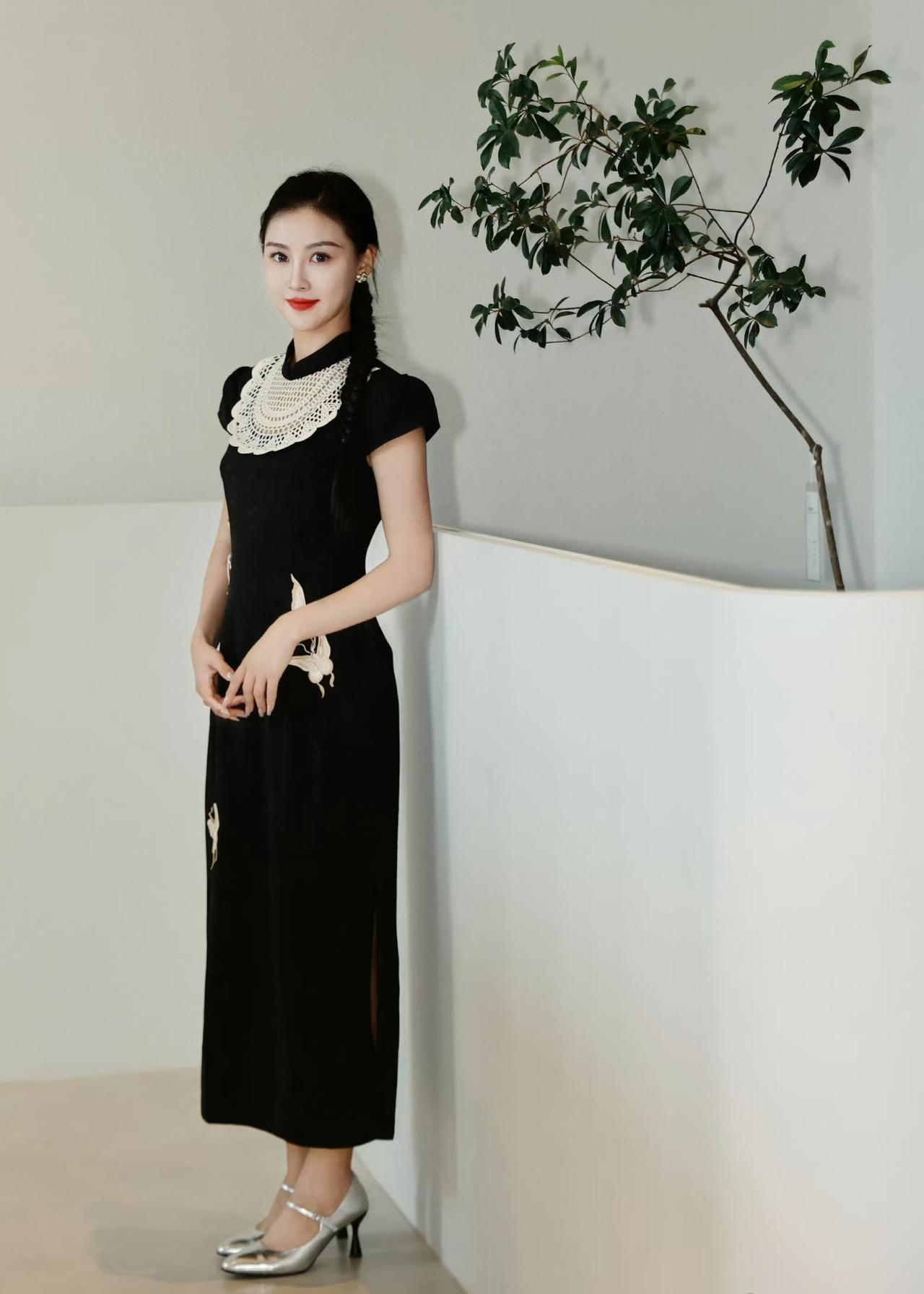 一袭墨色旗袍，绣蝶衔香，勾勒东方温婉风骨。