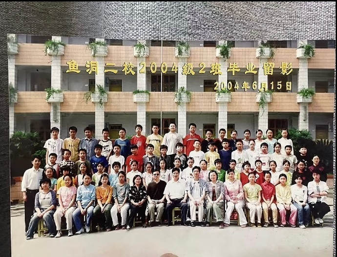 肖战从小到大毕业照肖战从小到大毕业照，就这样萌萌又帅气的长大