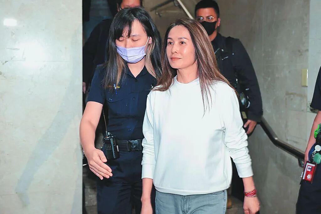 台北早上刚传出高金素梅被求刑12年半的消息，台岛政坛立刻炸了锅。还没到第三天，赖