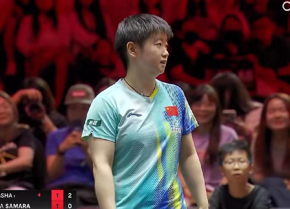 孙颖莎真是太善良了！！刚刚新加坡大满贯女单赛场上，莎莎和萨马拉这场球又出现小