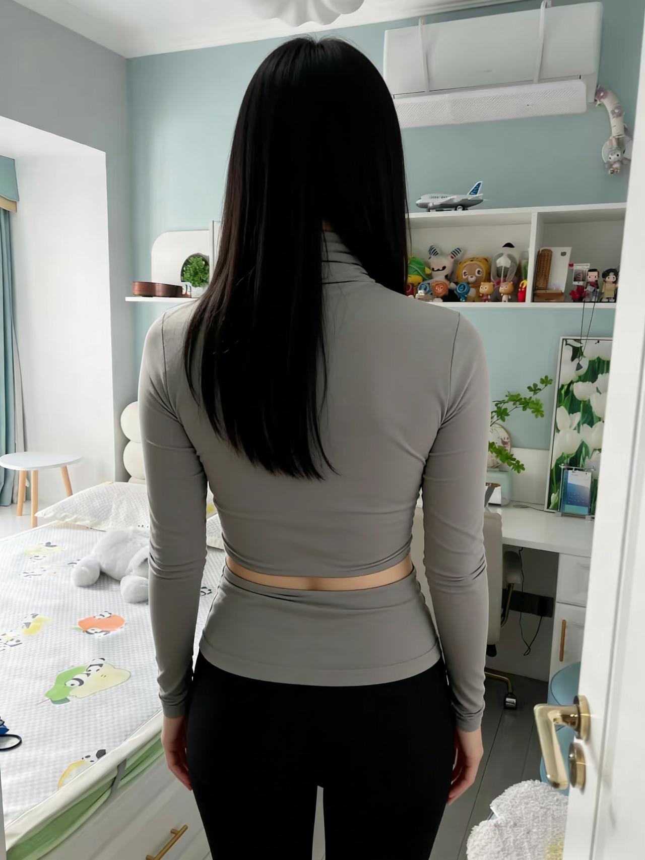 长发如丝覆玉肩，轻衫浅灰映窗前。回身一笑春风起，醉了流年醉了天。情脉脉，意绵