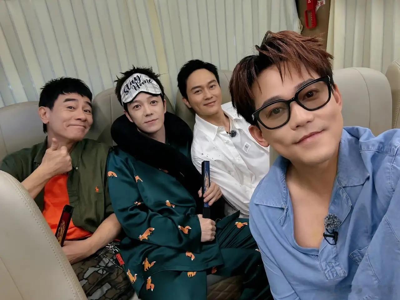 苏醒晒出录节目的照片,他和大家处的很好,氛围好融洽!他和张智霖关系看起来蛮好,之