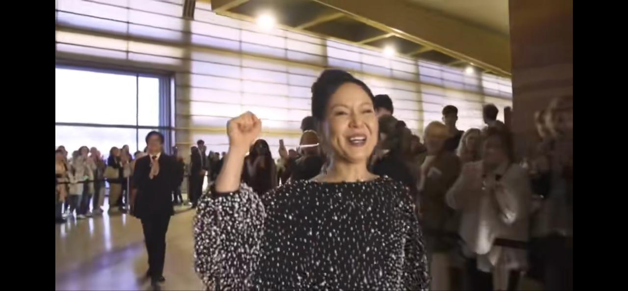 嘎人犯领奖这场面，配上刀郎的《罗刹海市》简直绝了……那马户不知道他是一头驴那