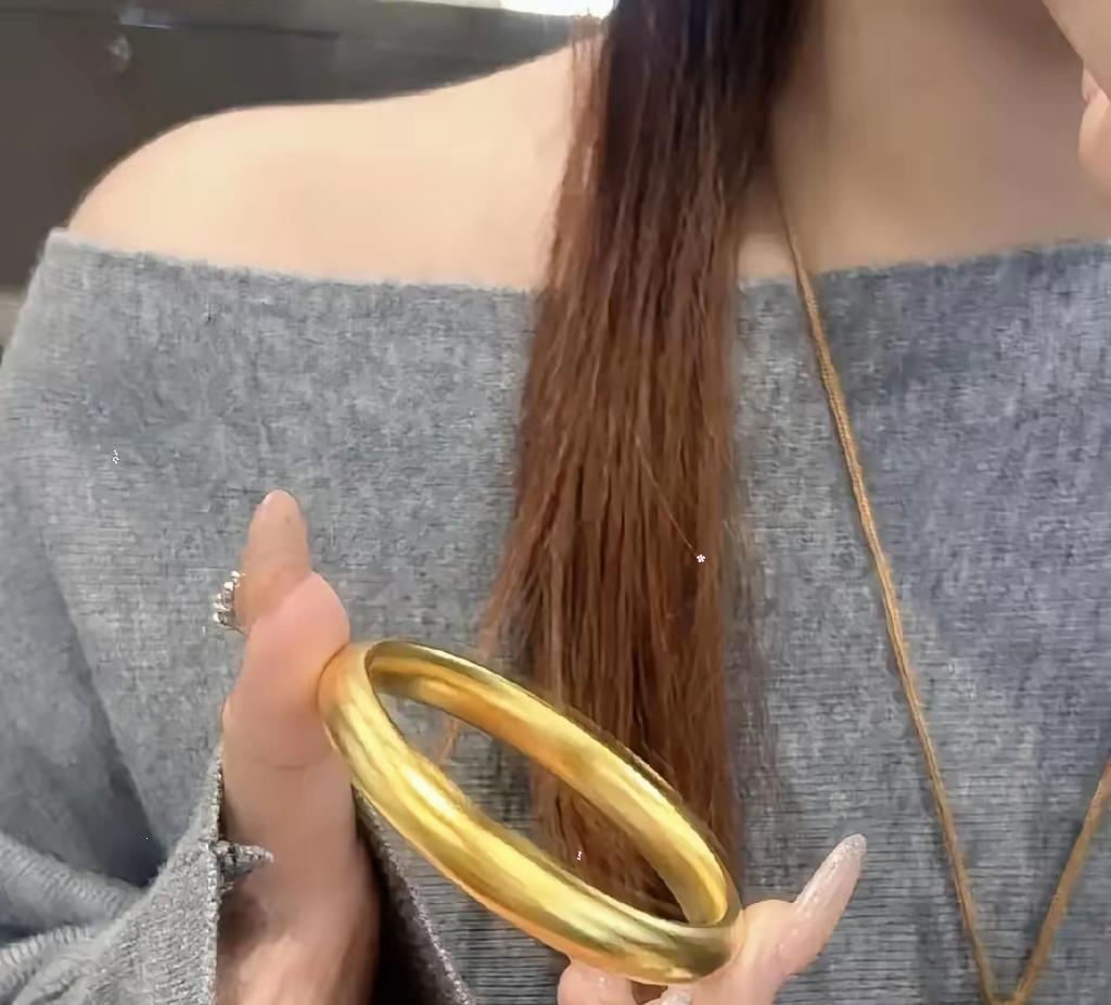 金价一跌，最先醒过来的还是普通人5月15日我看到一只38克的金镯子，标价410