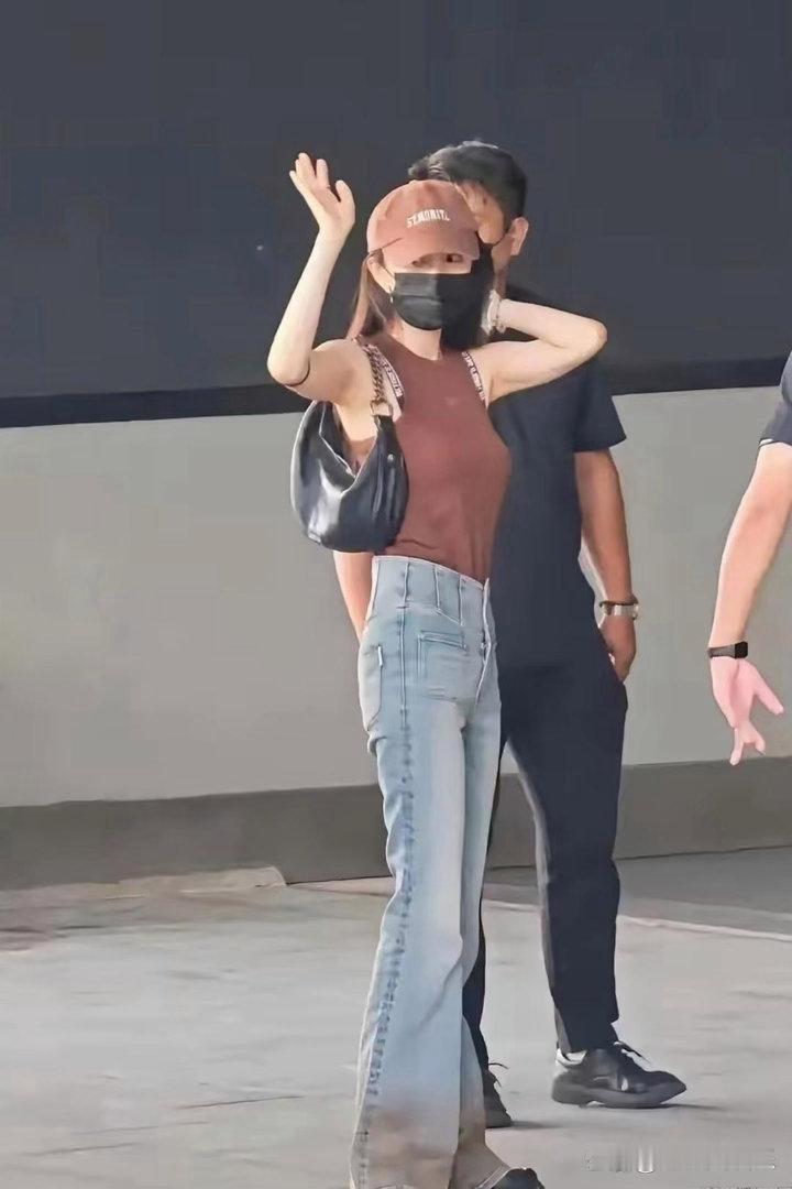 杨幂的身材比例堪称完美，修长纤细的大长腿格外吸睛，身形高挑出众，妥妥天生行走衣架