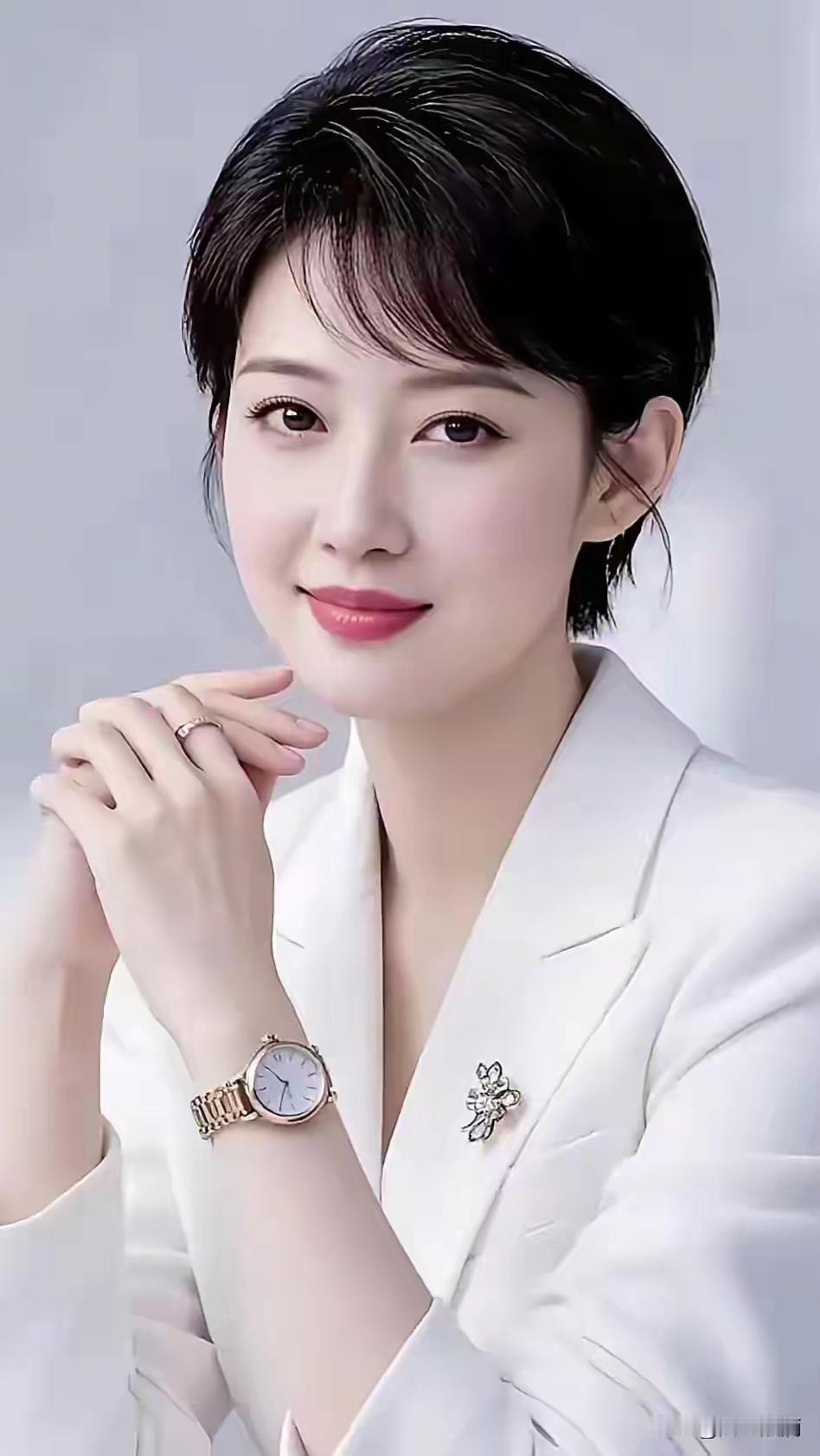 优雅职场风，白西装搭配金色手表，尽显女性魅力！