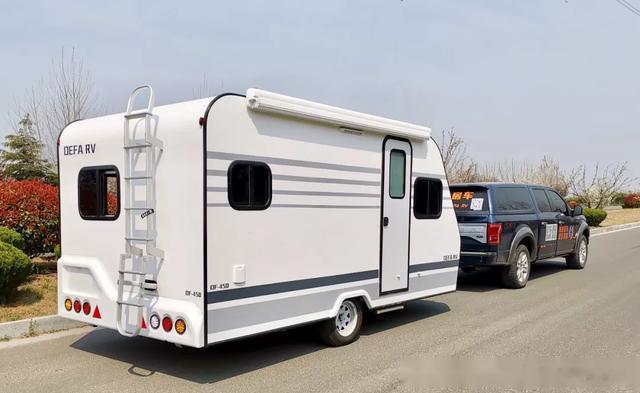 我与汽车的日常昨天回沪途中遇到一辆大众途昂拖着一个房车车厢，类似于图1，在拥堵