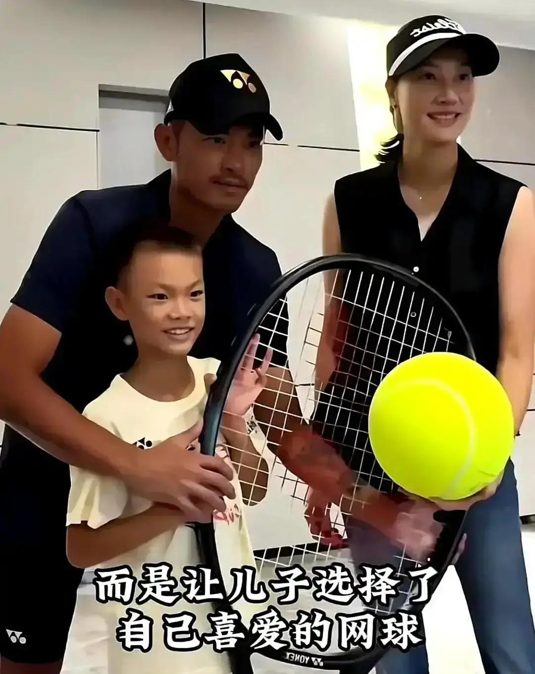 林丹儿子没拿羽毛球拍，天天在西班牙挥网球拍。U10区域第15，成绩实打实。教练说