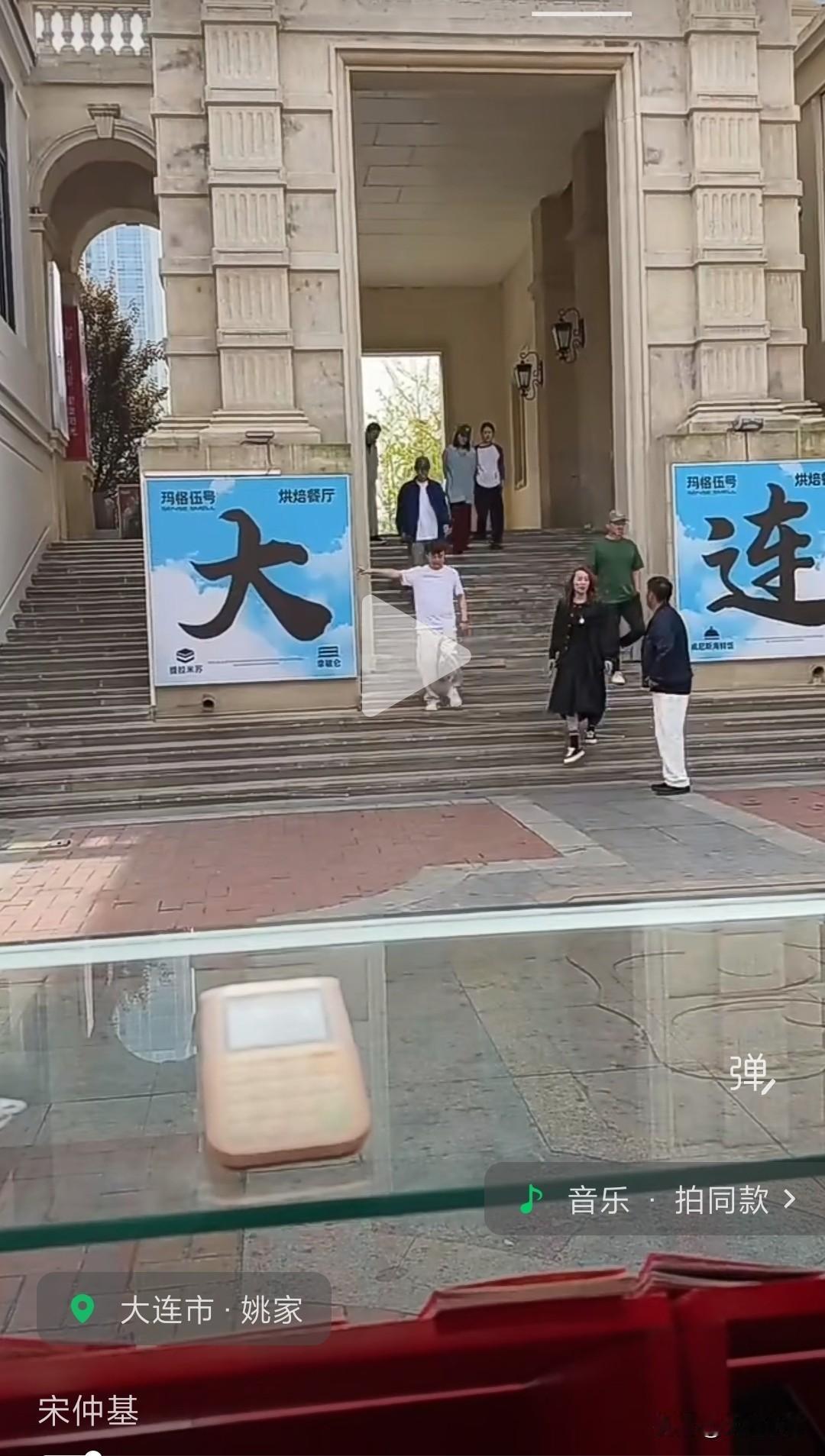 宋仲基中秋现身大连东港打卡玛格伍号，疯狂石头面包梗引回忆中秋期间，网友在大