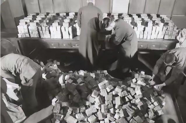 1949年，老蒋带着400万两黄金来到了台湾，400万两也就是125吨，现在按每