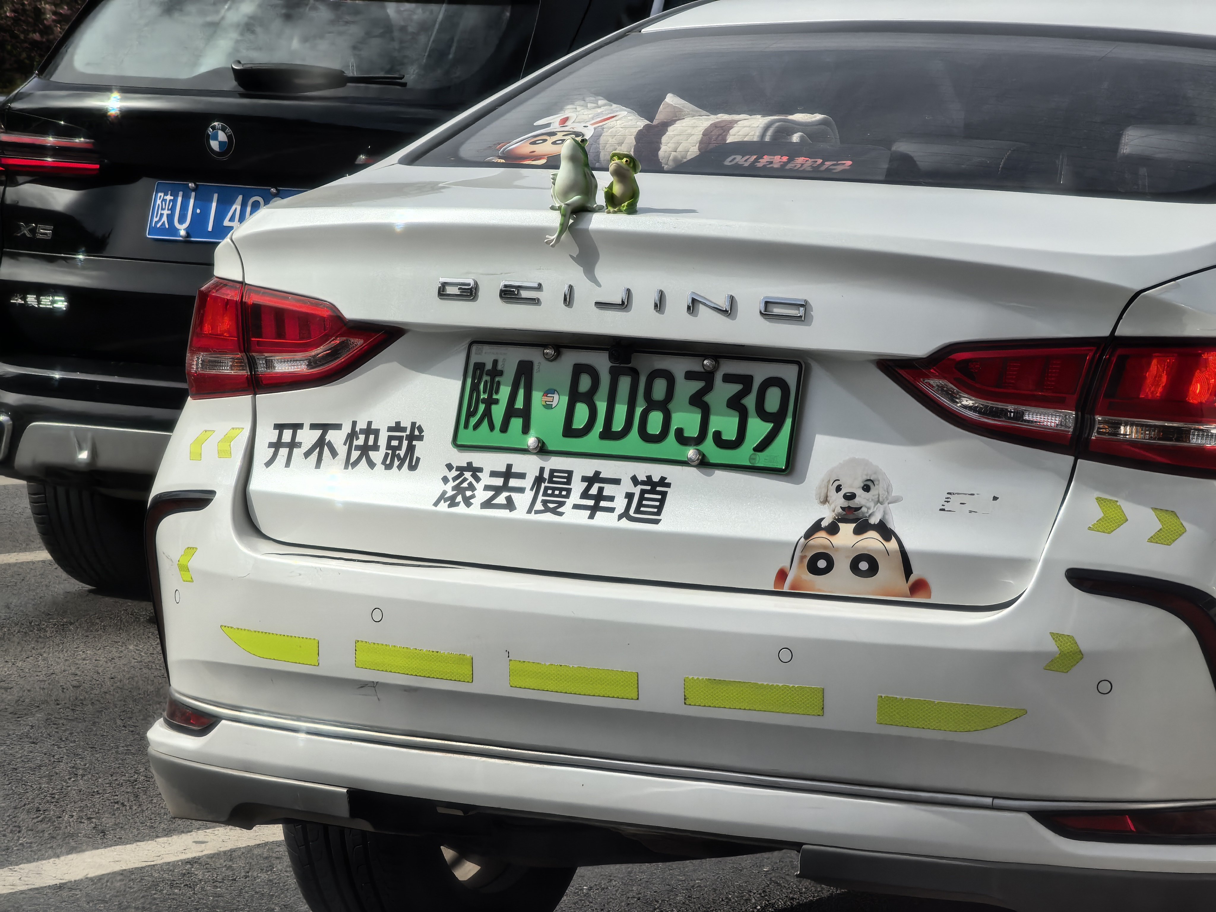 这老哥很直接：开不快，就滚去慢车道。话糟理不糟。堵车的原因，很多时间就是因为慢车