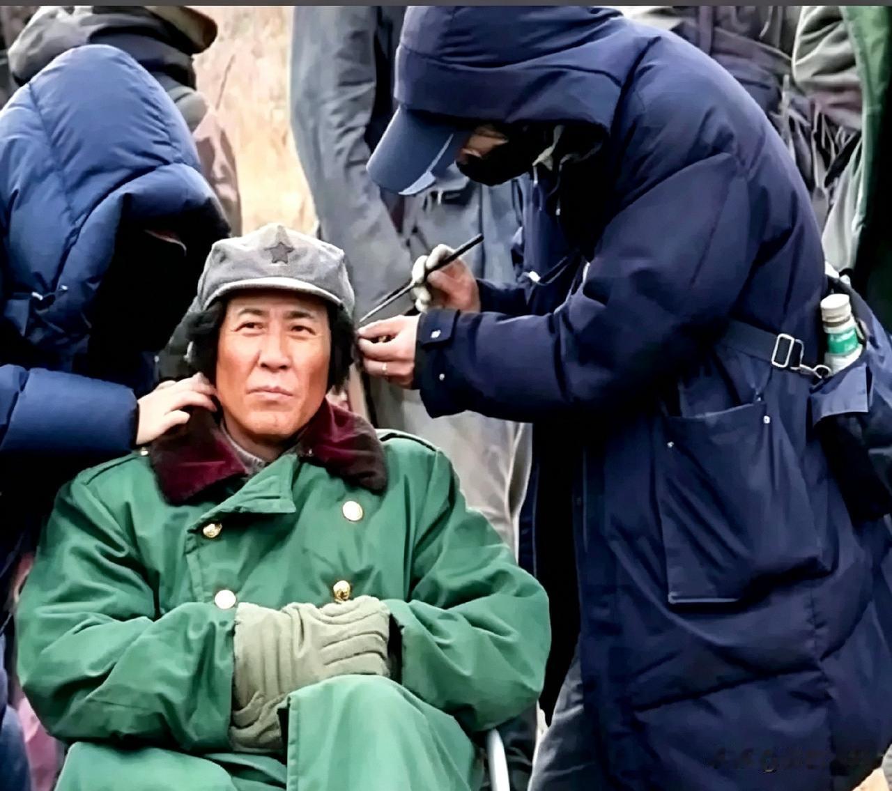 于和伟拍《伟大的长征》太拼了！54岁的他在片场化妆。为了演好这个伟人角色，他一边