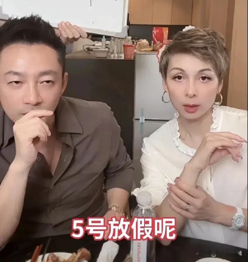 小玥儿和小箖箖7月5日放假汪小菲直播间透露暑假计划，放假后就带孩子们回大陆游玩