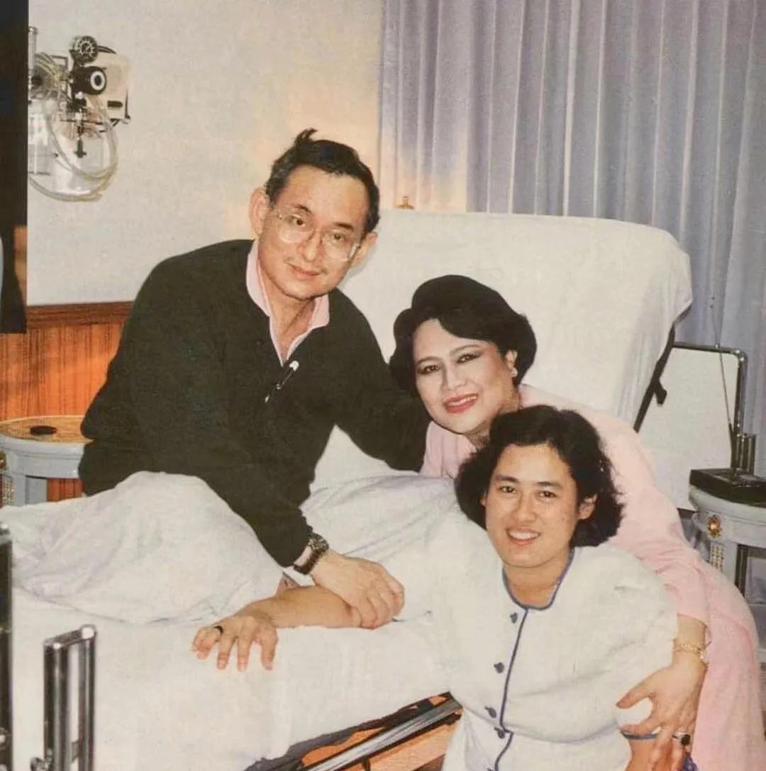 老泰王一直儒雅，诗丽吉王后一直自信中带点傲妄，感觉泰王更崇拜母亲，以致于他的言行
