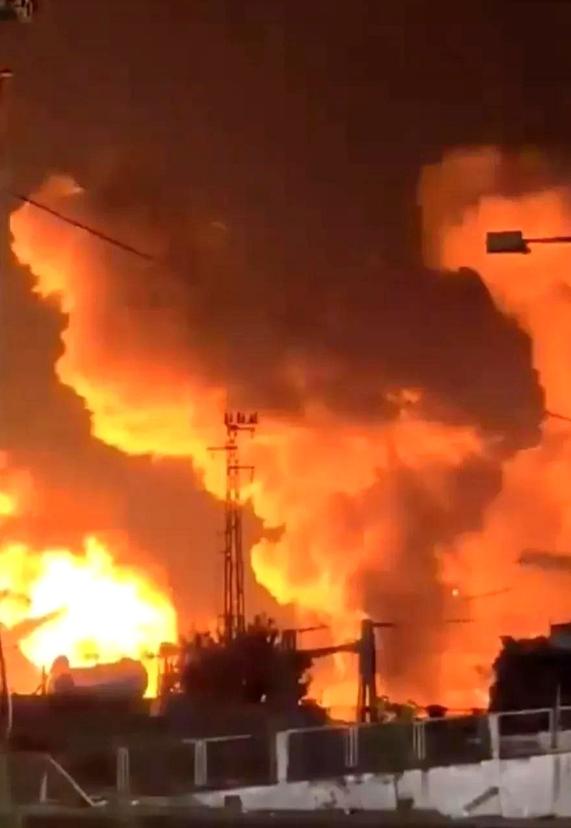 凌晨六点，7枚航空炸弹。 就在美国总统特朗普兴高采烈地发帖，向全世界宣布“我