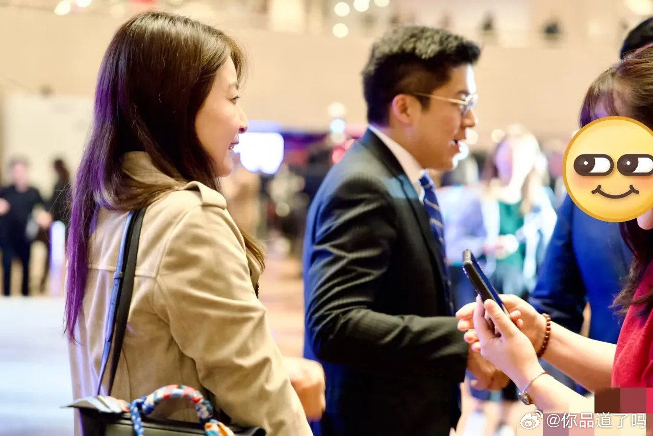 郭晶晶与霍启刚一起参加中国香港第54届艺术节，两位早已是名流，这种活动肯定会邀请