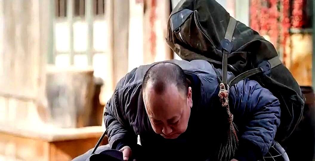 小时候的她真是个小坏蛋，因为嫉妒，直接叫人把情敌打了一顿。剧团里的厨子廖师，