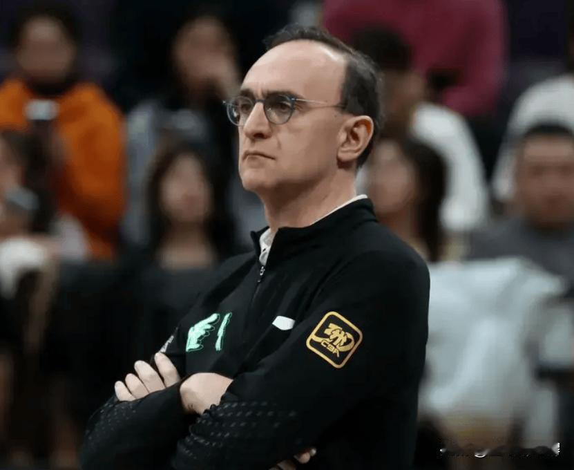 赛后的一句“慢慢来”，乌戈其实已经道出了杨鸣辞职的真正原因！昨晚客场与四川队的