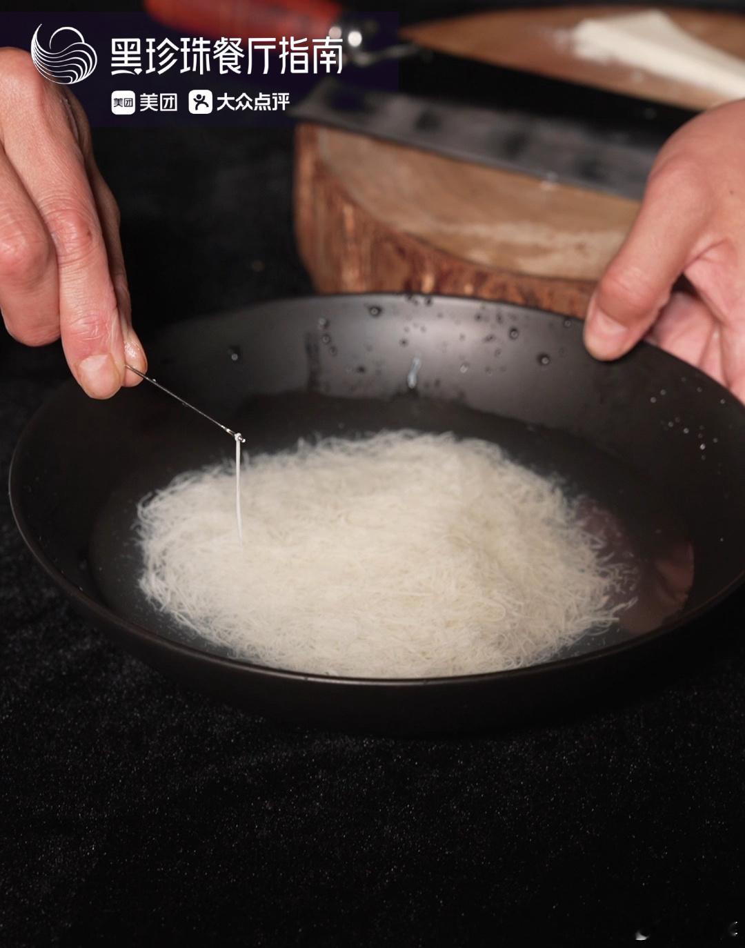 豆腐做成了我吃不起的样子谁能想到一块豆腐能在戛纳火成这样！黑珍珠大厨的非遗手