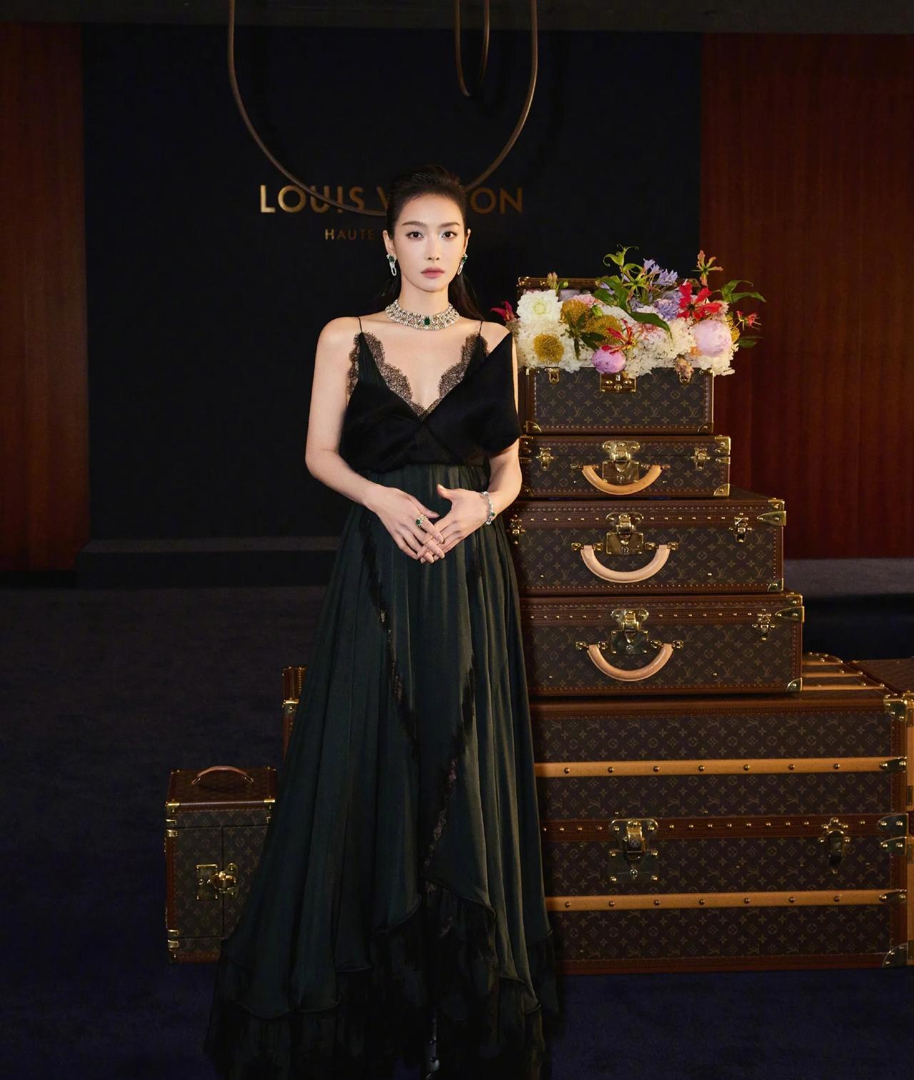 路易威登高级珠宝展盛启，宋茜翩然赴约。一袭墨绿蕾丝吊带裙，以丝绒的柔滑与蕾丝的细