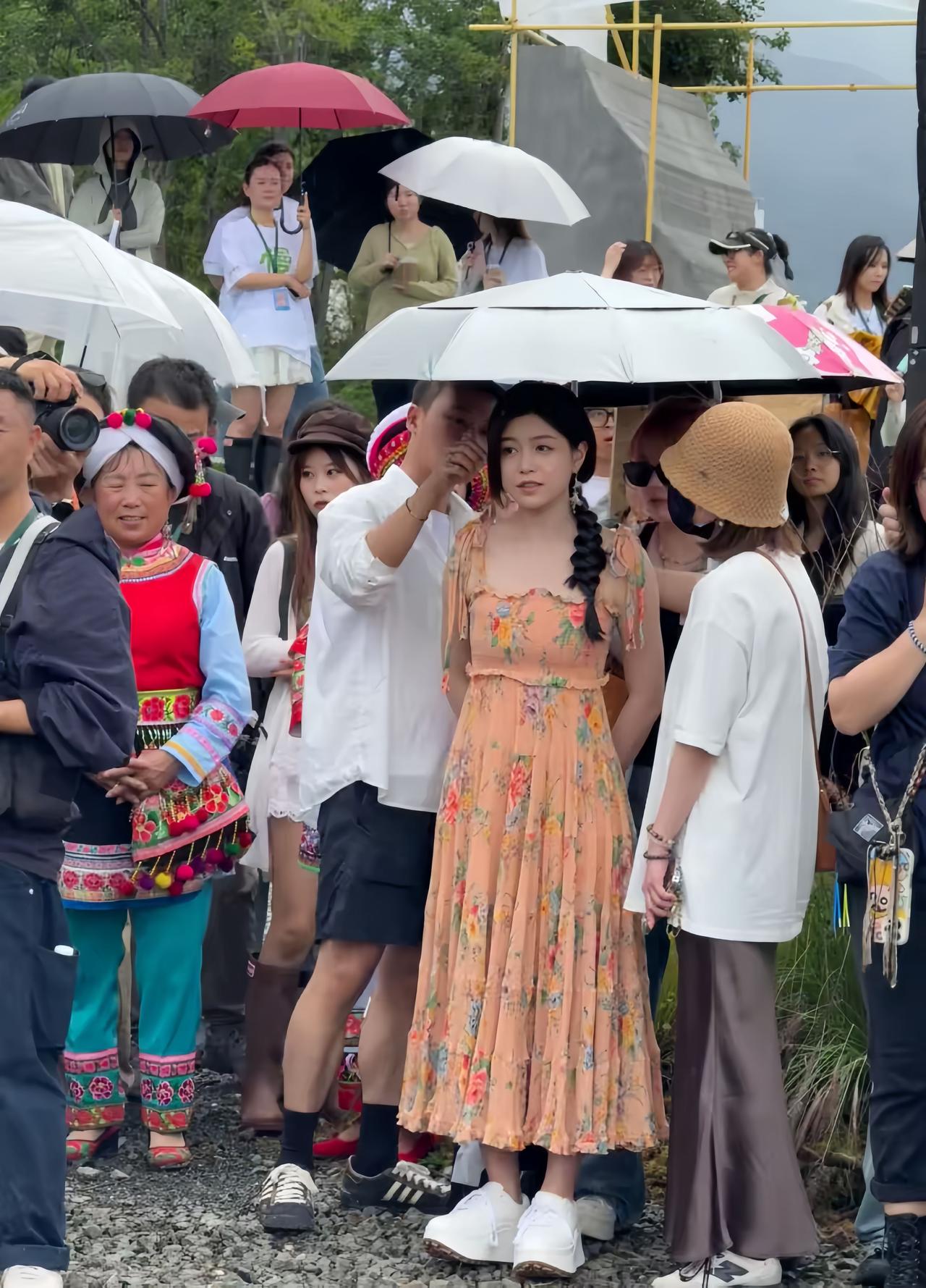 6月1日，陈妍希现身云南大理慢人节活动，身穿碎花吊带连衣裙，扎着麻花辫造型。