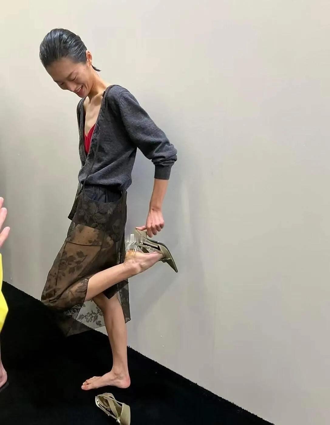 不明白，模特的身材非要这么瘦吗？都知道，模特对于身材要求非常严格。比如身高必