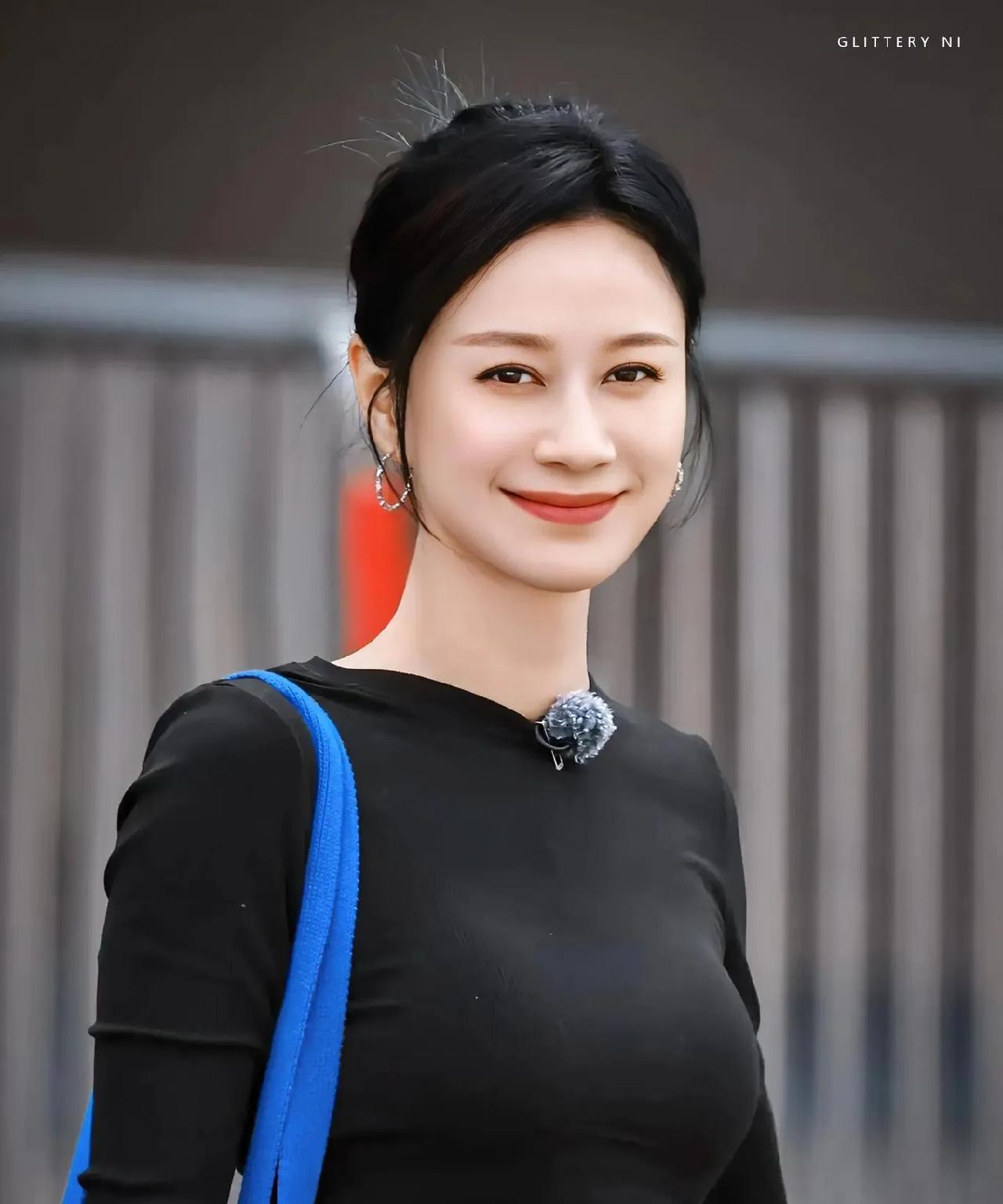 演员倪虹洁一个可怜的女人可怜的不是她离了婚，可怜的不是她47岁可怜的是她与父