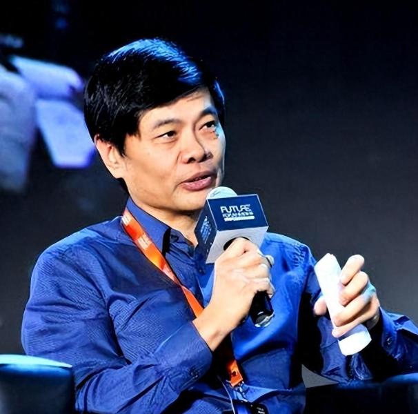 2004年，亿万富翁丁健对妻子说：“给你一个亿，离婚吧，我爱上别人了”，可妻子抱