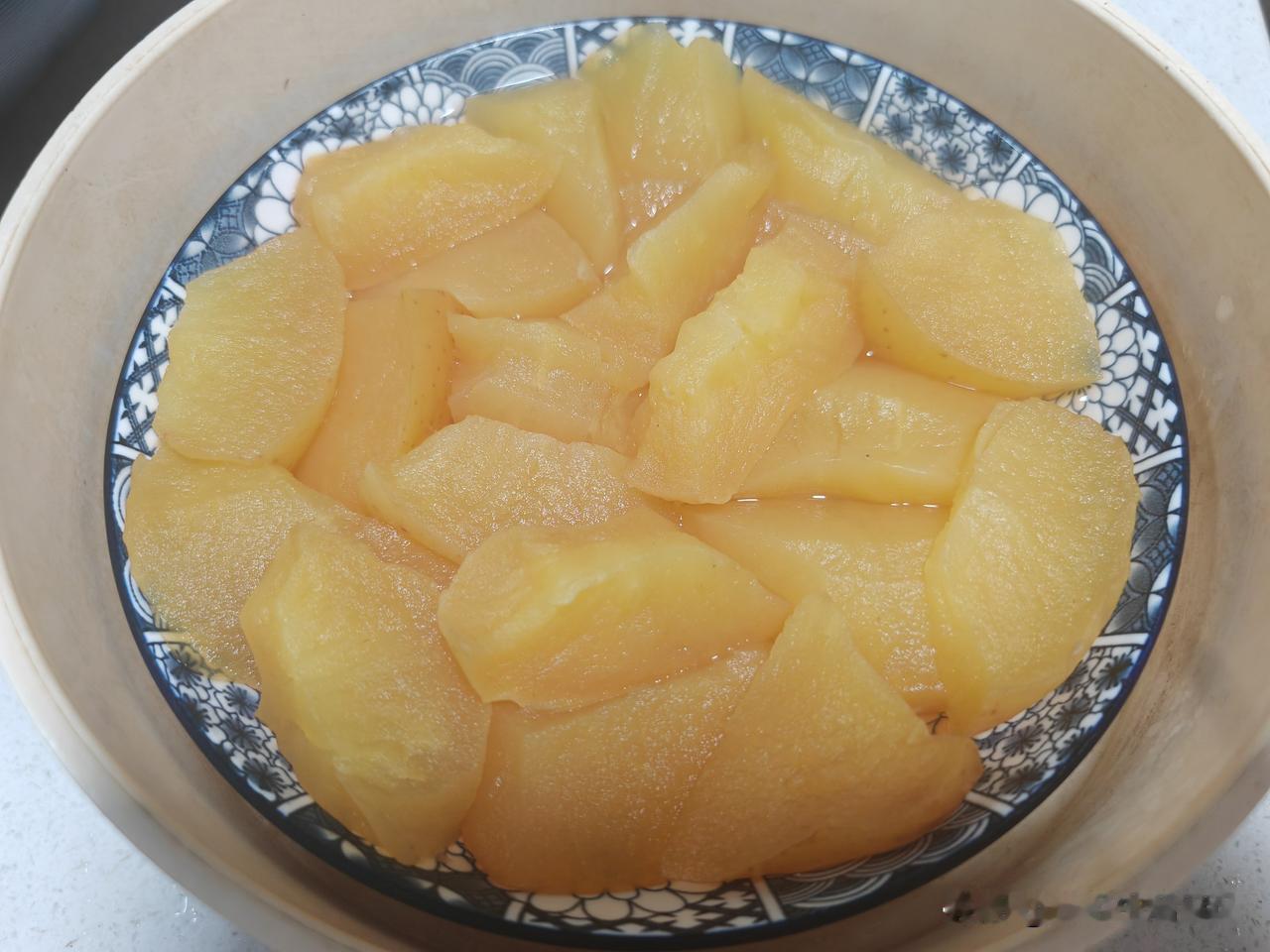 我和老公的早餐～家里的苹果是老公在超市买的，第一次蒸着吃的时候，酸甜可口感觉味