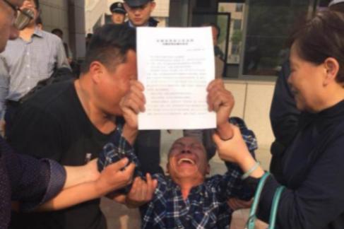 1996年，5个年轻人平白无故被抓进监狱，关了21年被告知无罪放出，让人奇怪的是