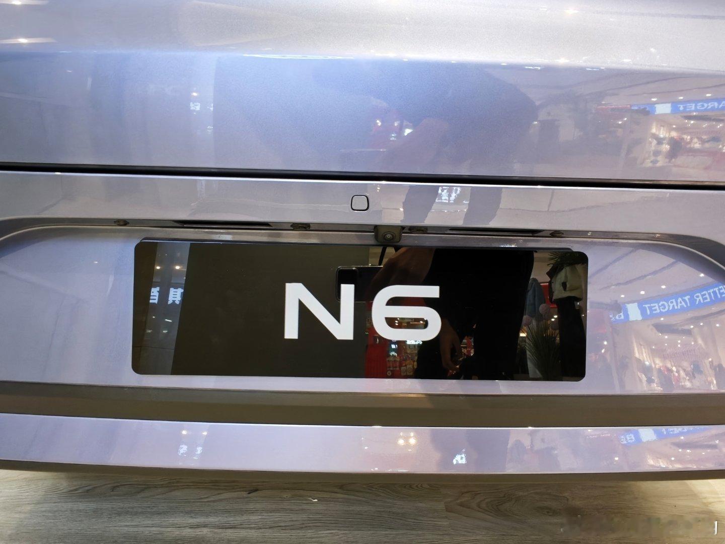 东风日产n6后备箱开关放在后保上，位置低还容易脏我猜原因①放摄像头那里太低了，