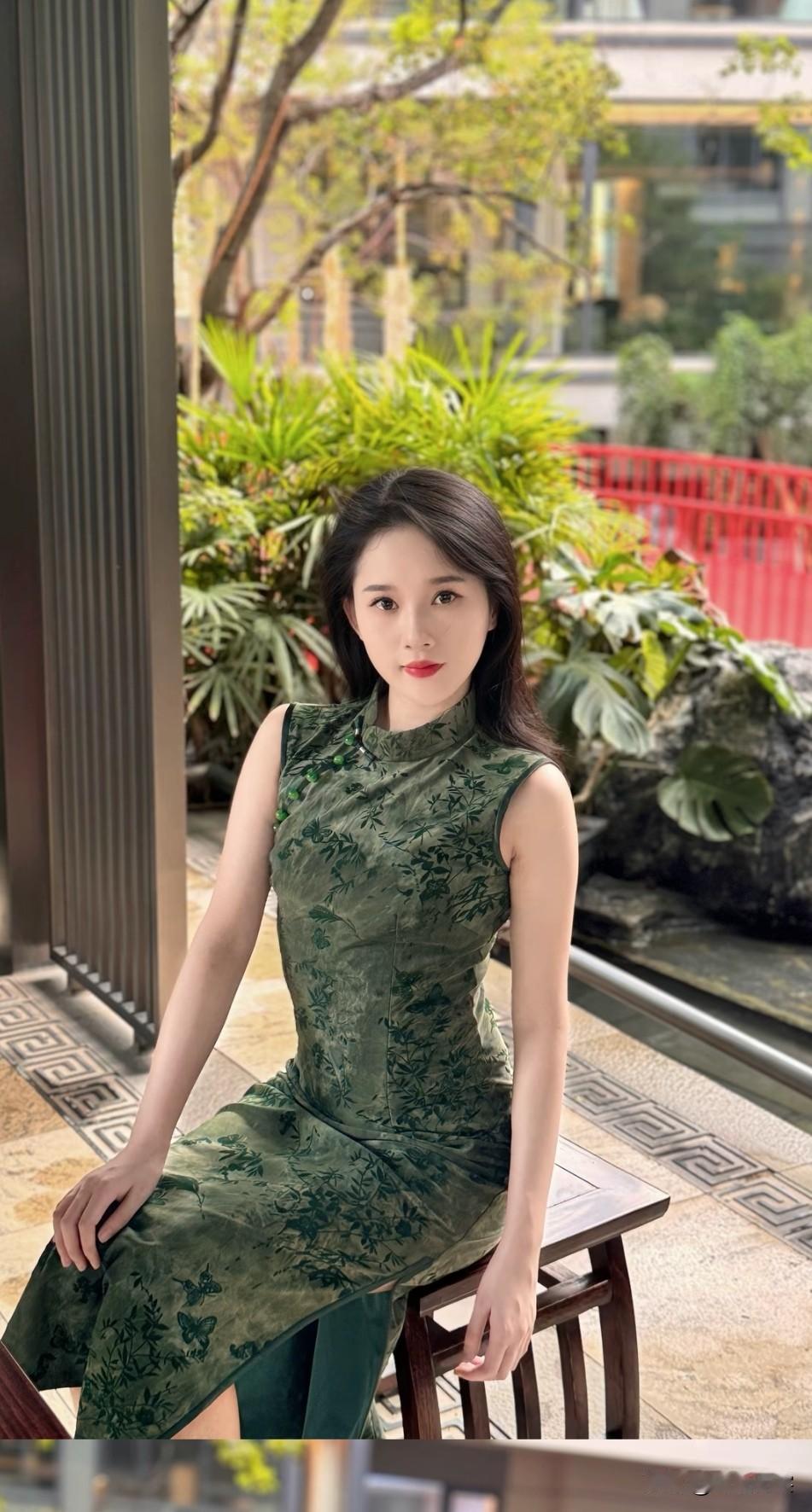 绿衣美人倚栏坐，清风拂面意自闲。