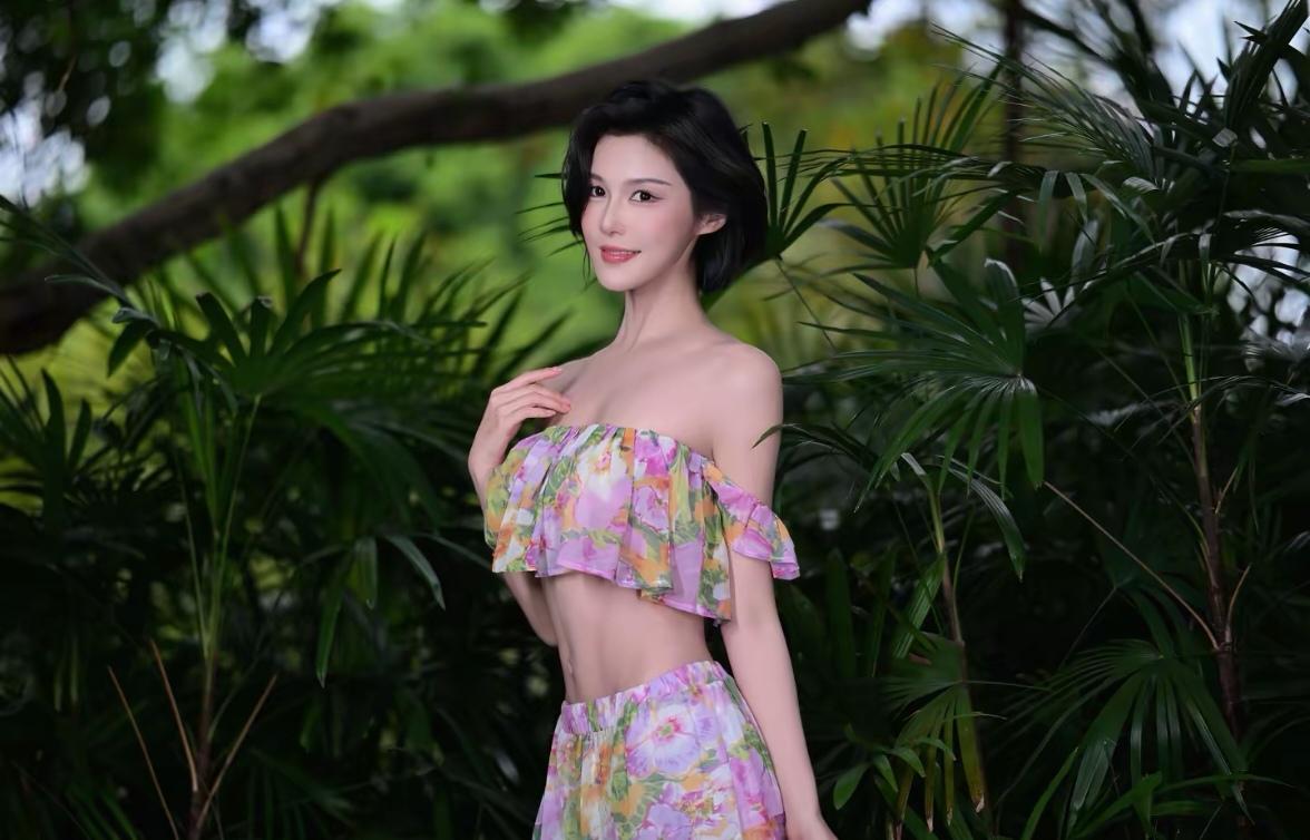 车模程儿身穿穿花裙子，户外拍照。