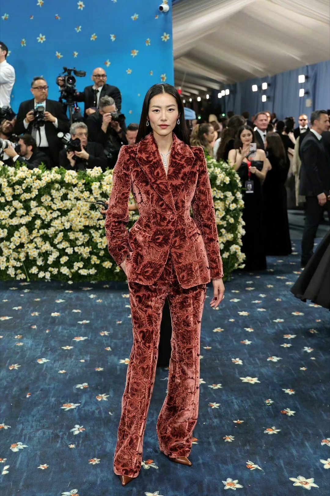 刘雯第13次出席MetGala时尚界的超级盛典——MetGala红毯上，超模刘