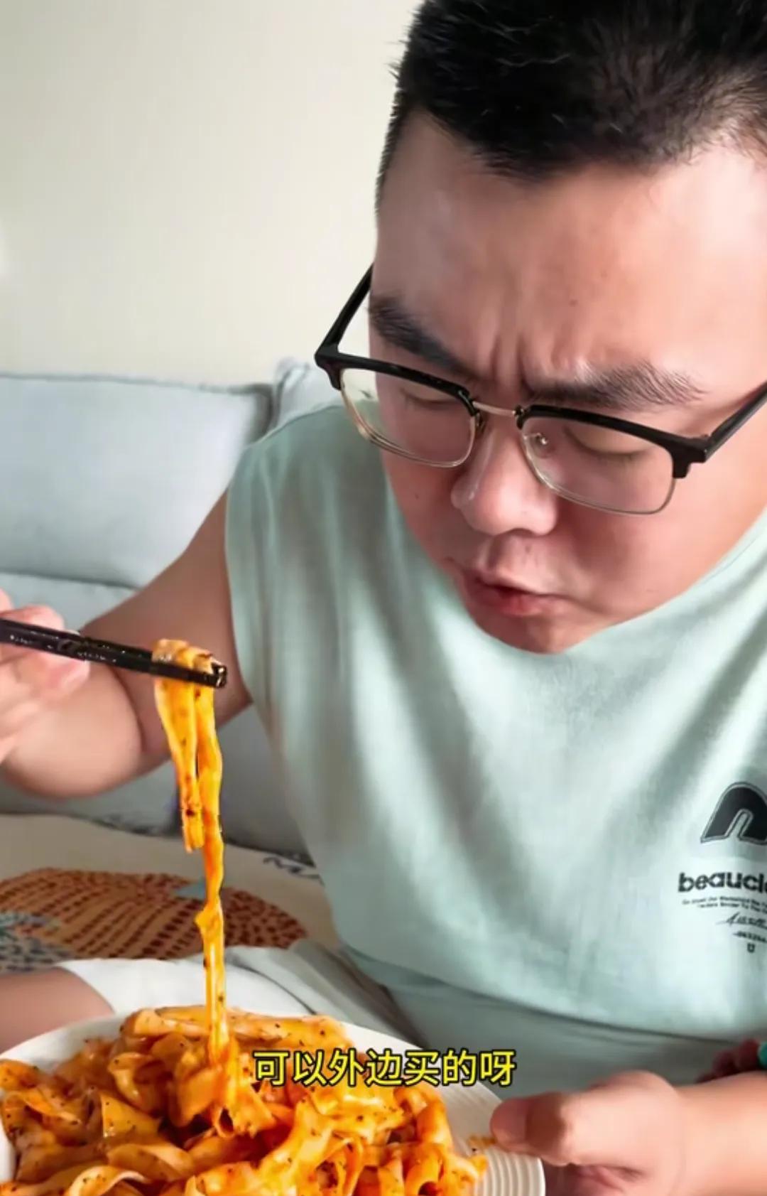 郭威被田静伺候的是越来越胖了！五年前刚认亲的时候，非常瘦还很帅，这五年变化